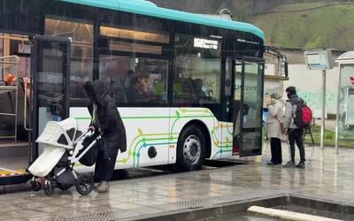 Autobusak Udala auzora, eklipsea ikustera joateko