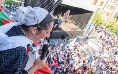 Sorpresaz betetako txupinazoarekin abiatu dituzte Amurrioko Jaiak