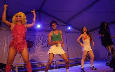 Maider Mimi zein Albina Stardust eta Divina Comediaren emanaldia argazkitan