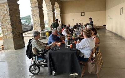 Mahaiaren bueltan ospatu dituzte jaiak Elgetako San Roke kalean