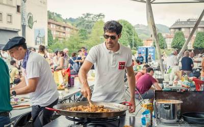 Paella lehiaketarekin eman diote hasiera Laudioko kuadrillek hirugarren jai egunari