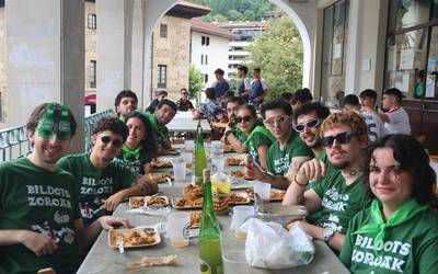 Paellaren bueltan elkartu dira Aretxabaletako kuadrillak