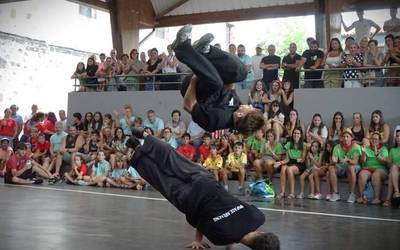 Okondo hankaz gora jarri zuen atzo Aimar Garcia Navarrok break dance erakustaldian