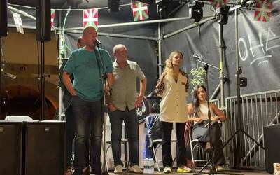 Bertsoz agurtu dituzte San Bartolome jaiak Uribarrin