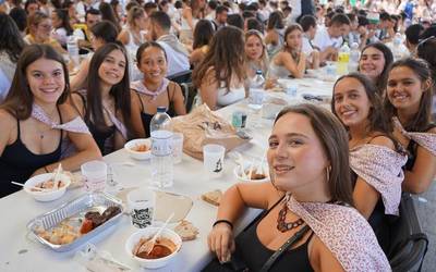 Kuadrillen ehunka kidek hartu dute Aldai plaza bazkaltzeko