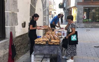 Bertako artisauen produktuen merkatu ttikia eginen dute abuztuko hondarreko larunbatean ere Lesakan