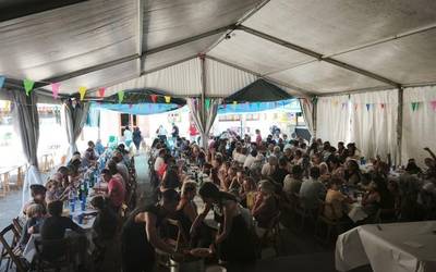 160 herritar inguru elkartu dira herri bazkarian, osintxuar erako patatak dastatzeko