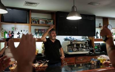 Lankideek, etxekoek eta auzotarrek agur festa hunkigarria egin diote Vancouver tabernako Matias Romerori