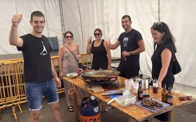 Paella lehiaketa, auzo-bazkaria eta bertso saioarekin amaitu dira Bidebarrietako jaiak