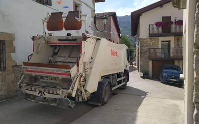 Hondakin Zerbitzuak hiru peoi-gidari behar ditu
