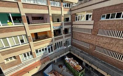 Hasi dituzte Merkatu plaza zegoen eraikina eraisteko lanak