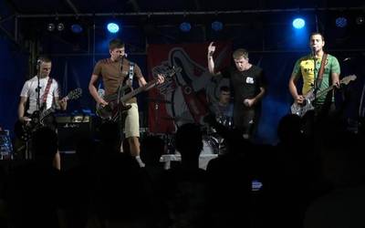 Lepue Zapaldu taldearen punk doinuek Gatzagako plaza astindu dute