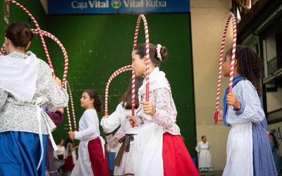 Euskal goiza ospatu dute estreinakoz Artziniegako jaietan