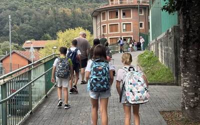 136 umek hasi dute ikasturtea Mendaroko eskolan, eta seik, herriko haurreskolan