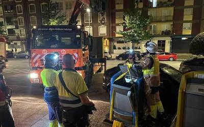 Ertzaintza, suhiltzaileak eta udaltzaingoa mobilizatu zituzten larunbatean 40.000 euroko balioa zuen loteria txartelak zabor bilketa pneumatikotik ate