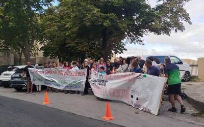 Basaburuko eskolako gurasoak eta Garraldakoak elkarrekin protestan