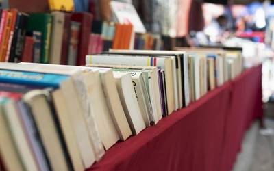 2.000 liburu baino gehiago, bi euroan, Leioako Liburu Azoka Solidarioan