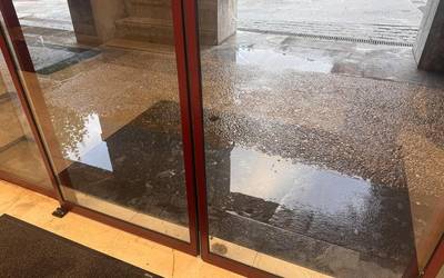 Soraluzeko anbulatorio sarrerako putzua dela-eta, erabiltzaileak haserre