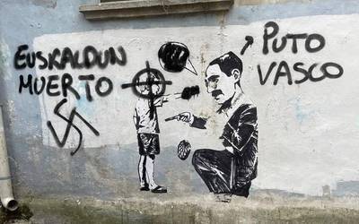[ARGAZKIAK] Pintada faxistak eta xenofoboak egin dituzte Leitzan