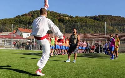 Entrenatzaile lanetan 25 urte bete dituen 'Arri'ri omenaldia egin dio Aurrera Kirol Elkarteak
