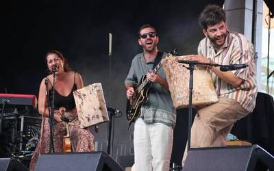 Musika tradizionalak gaurko oholtzetan bere tokia duela erakutsi du Folkez Blai jaialdiak