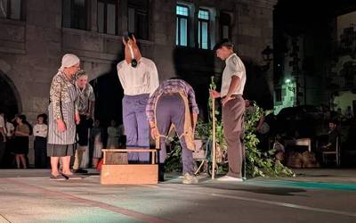 Leitzako plaza bete da 'Agur, joan da nere soñue' antzezlanaren estreinaldian