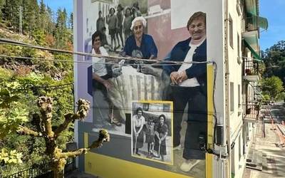 Atzo bukatu zuen Txurrukeneko bigarren murala Udane Juaristi 'Udatxo'-k, bertan azaltzen diren auzotarrak betikotuz