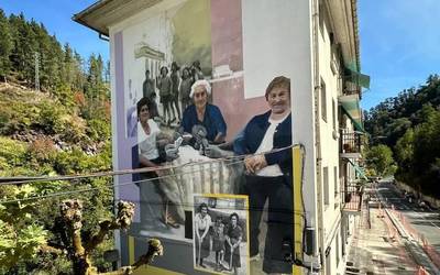 Udane Juaristi, "Udatxo", artistak bigarren mural bat egin du Txurrukenen, auzoko bizitzarekin lotura duena oraingoan