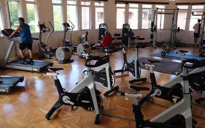 Eguerdietan ere zabalduko dute gimnasioa asteko hiru egunetan