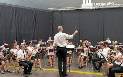 Goraino bete da pilotalekua Bergarako Musika Banda entzuteko