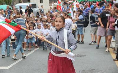 Haurrek kaleak bete dituzte danborrak astinduz