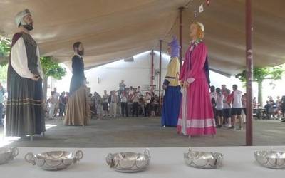 Lasterketak, topaketak, aurkezpenak, antzezlanak eta festak