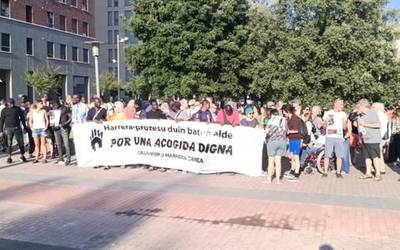 Etxebarriak dio Salburuko auzo elkartea "ez dela egokia" asilo eskatzaileek lo egiteko