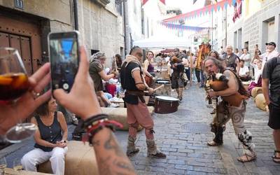 Artziniegako Erdi Aroko Azokak jendez gainezka jarri du alde zaharra