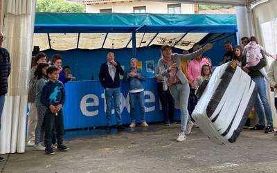 Egiarretarrak paka zeinek urrutiago bota lehiatu ziren