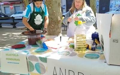 Bosgarrenez arrozaren bueltan elkartuta