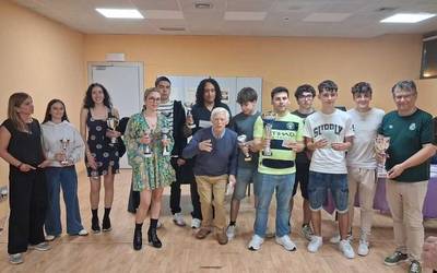 100 lagun inguruk hartu dute parte Bergara Hiria Xake Txapelketan