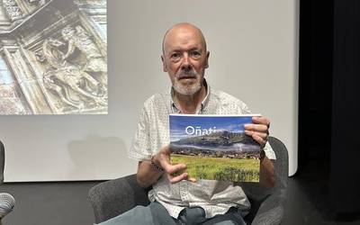105 argazkiren bidez erakutsi du Oñatiko ondarea Santi Mendiolak