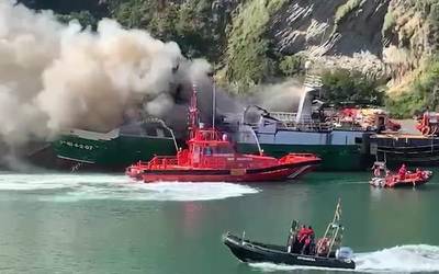 Su hartu du itsasontzi batek eta bi lagun erietxera eraman dituzte kea arnasteagatik