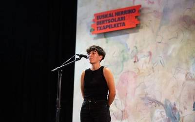 Saioa Oneka Mugica Nafarroako Bertsozale Elkarteko kidearekin EHko Bertsolari txapelketaz