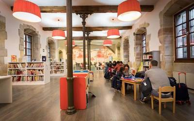 'Bibliotekatik Etxera' jaio da, liburutegiko funtsak etxean bertan jasotzeko zerbitzua