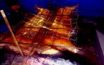 Gau osoan erreko duten txerriarekin egindako pintxoak salduko dituzte biharko ferian