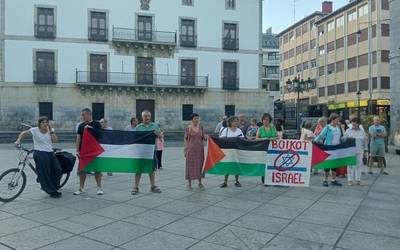 Palestinar herriari elkartasuna adierazi diote beste behin plazan