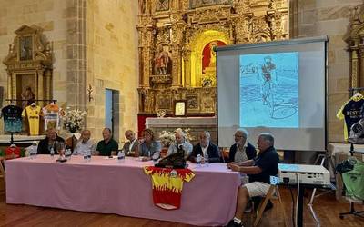 Txirrindularien santutegian aurkeztu dute errepideko zezenaren liburua