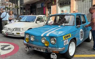 Ermua eta Mallabia artean desfilatu zuten auto klasikoek