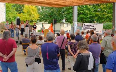 Hainbat belaunalditako militanteak bildu ditu Txiki eta Otaegiren fusilamenduen 51. urteurrenak Aiaraldean