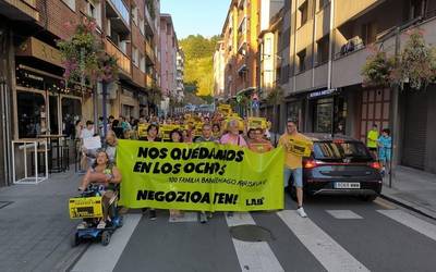'Los Ochos' eraikinetako bizilagunek ez direla auzotik joango berretsi dute