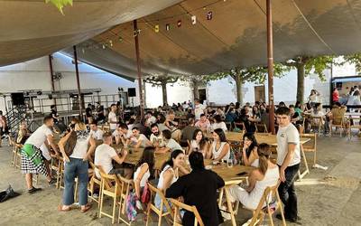 Uharteko festak kantuz hasi zituzten