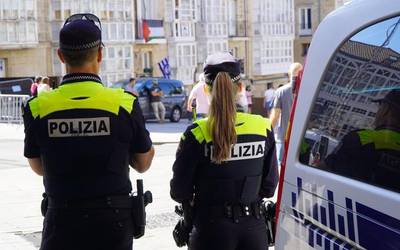 Gizon bat atxilotu dute, beste bati giltza ingelesez eraso egiteagatik