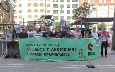 Divipako langileek elkarretaratzea egin dute Fedrigoniren deslokalizazioa salatzeko